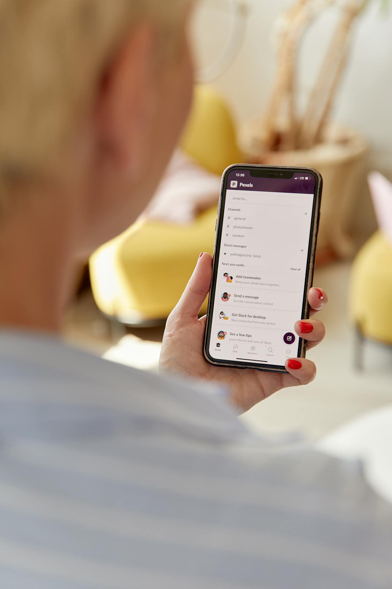 Смартфон с открытым чатом