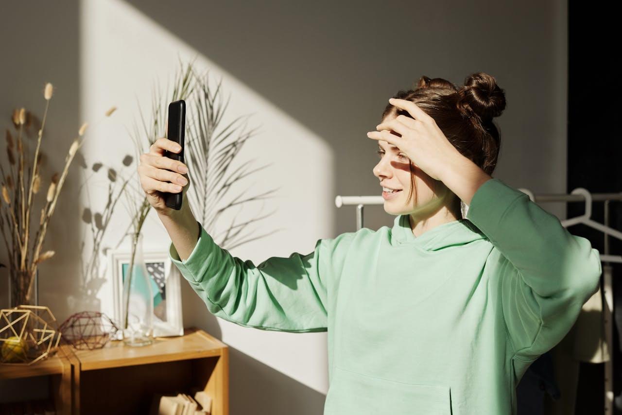 Девушка смотрит в телефон